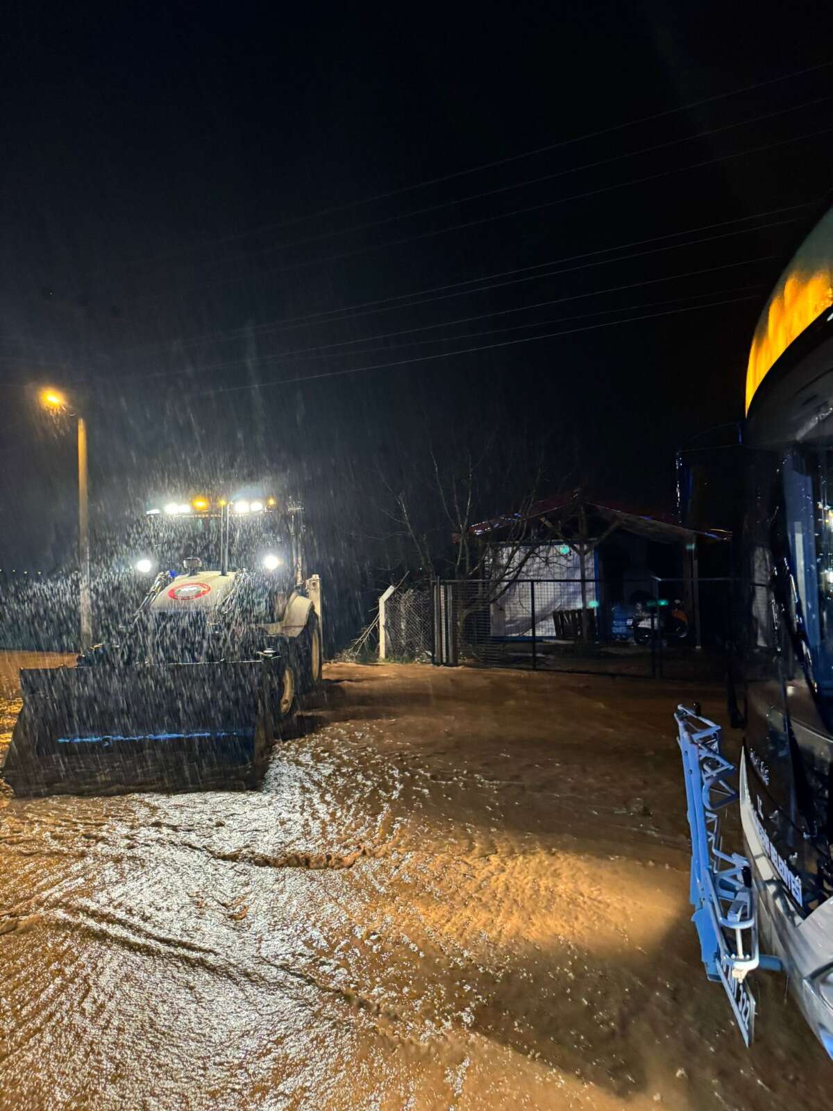 Menteşe Belediye Ekipleri Gece Boyunca Mesai Yaptı 5